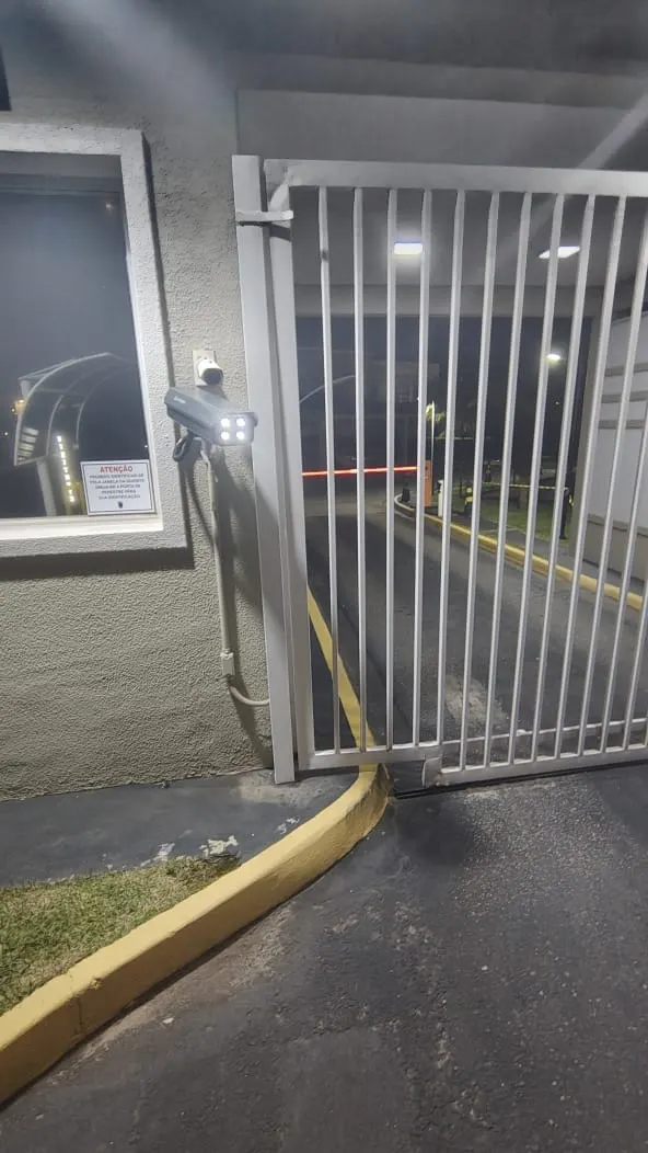 Câmera de leitura de placas instalada ao lado do portão de veículos